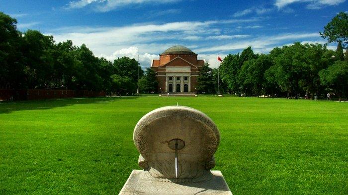 Universitas Tsinghua, kampus bergengsi di China. Viral aksi pria China yang pantang menyerah untuk daftar masuk kampus bergengsi Universitas Tsinghua selama 16 tahun dan terus gagal.