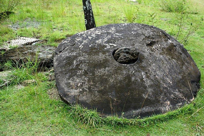 Untuk memindahkan uang logam tersebut, sebuah tiang yang kuat dimasukkan melalui lubang tersebut, yang kemudian diangkat dan dibawa oleh laki-laki.