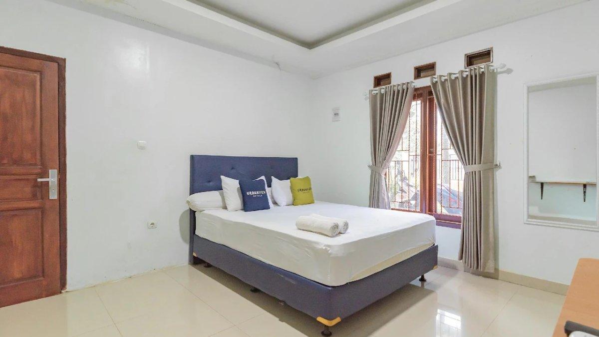 Urbanview Hotel Kampung Istal Megamendung Puncak by RedDoorz, satu hotel murah dekat Dairyland Riverside Puncak Jawa Barat.