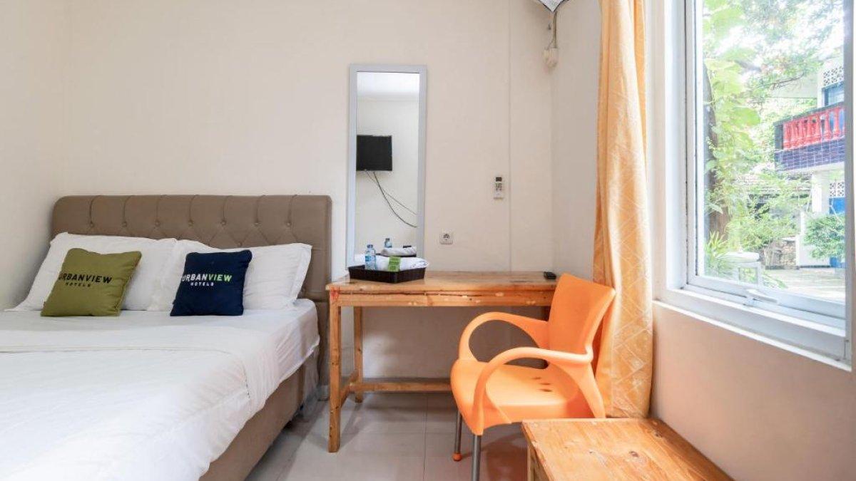 Urbanview Hotel Minongga Pondok Labu by RedDoorz, satu hotel dekat Museum Layang-layang.