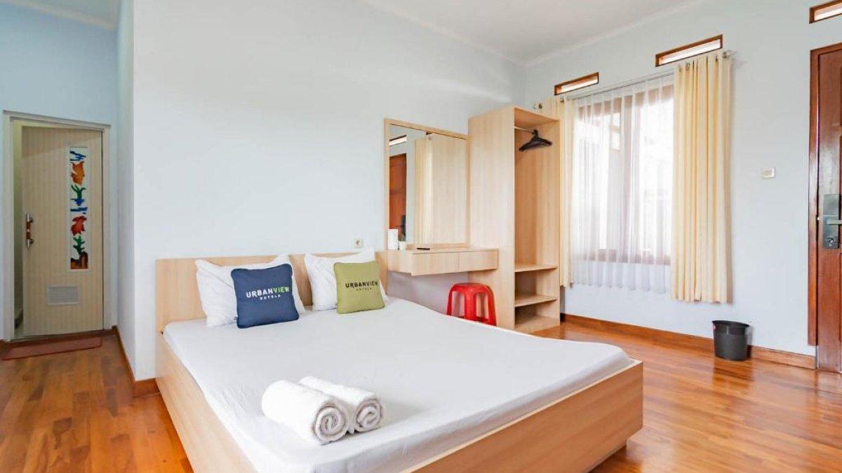 Ilustrasi tipe kamar yang ada di Urbanview Hotel One Family Maribaya by RedDoorz