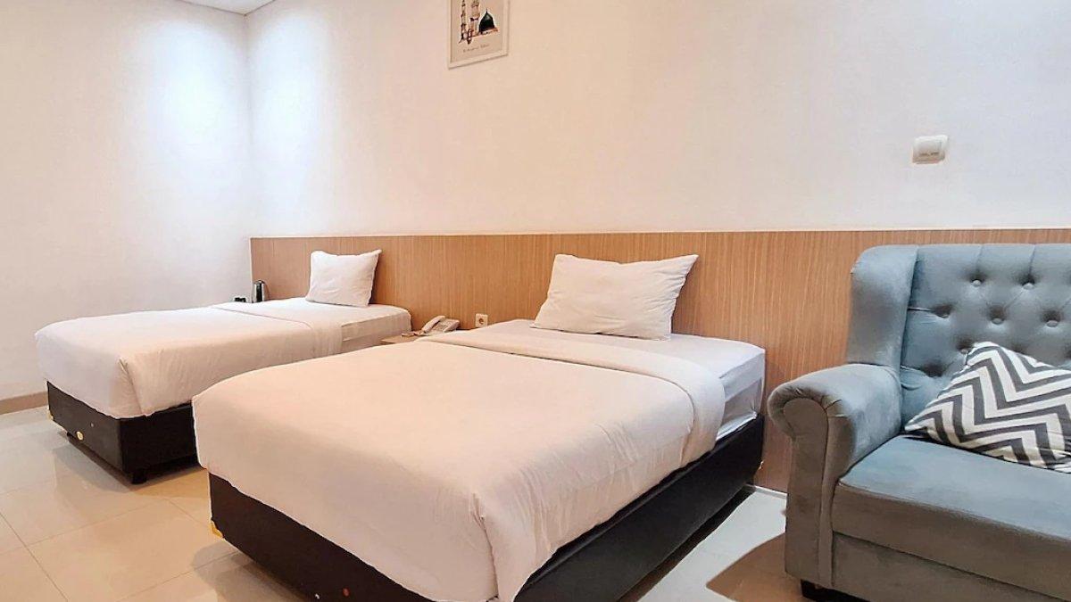 Urbanview Hotel Syariah Hapsari YIA, satu hotel bintang 3 dekat Bandara YIA Jogja yang mendapat rating 8 dari Agoda dan tarif inap mulai Rp 100 ribuan.