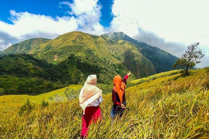 PENDAKIAN BUKIT MONGKRANG - Pemandangan yang disuguhkan Bukit Mongkrang di Karanganyar, Kamis (13/3/2025). Traveler yang ingin mendaki Bukit Mongkrang, bisa menyimak itinerary tektok yang telah TribunTravel rangkum dengan bujet Rp 115 ribuan.