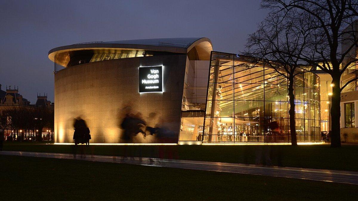 Van Gogh Museum, satu tempat wisata di Amsterdam, Belanda.