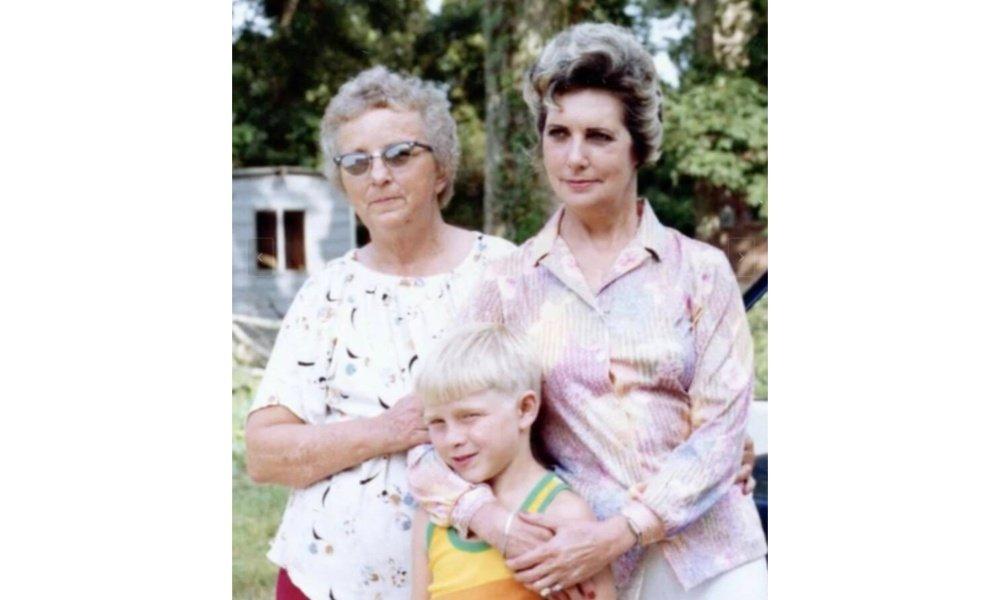 Vickie dan Colby Landrum berdiri bersama Betty Cash.