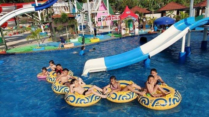 Pengunjung tengah menikmati wahana di Victory Waterpark Soreang di Kabupaten Bandung, Jawa Barat. Victory Waterpark Soreang terkenal akan sederet wahana air dan spot selfie yang siap membuat momen liburan kian berkesan.