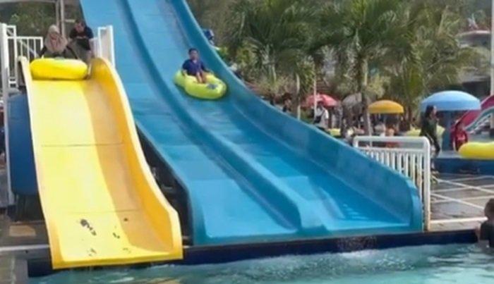 Pengunjung tengah menikmati wahana di Victory Waterpark Soreang di Kabupaten Bandung, Jawa Barat.