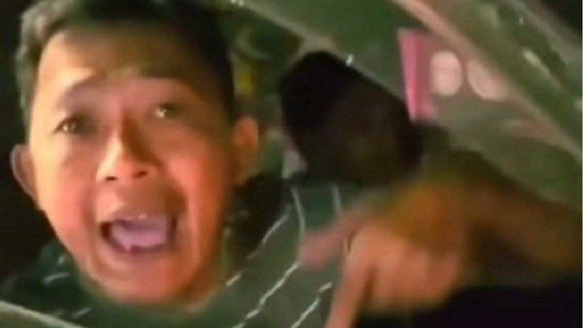 Video viral percekcokan pengendara mobil dan motor.