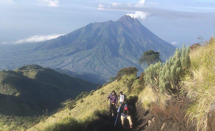 PENDAKIAN GUNUNG MERBABU - Para pendaki berada di Puncak Kentensongo Gunung Merbabu, Rabu (23/7/2025). Traveler yang ingin mendaki Gunung Merbabu, bisa menyimak itinerary 2 hari 1 malam dengan bujet Rp 400 ribuan per 2 orang yang telah dirangkum TribunTravel berikut.