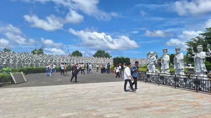 WISATA TANJUNGPINANG - Sejumlah wisatawan saat swafoto di Vihara Ksitigarbha Bodhisattva Km 14, Kota Tanjungpinang, Provinsi Kepulauan Riau (Kepri), Kamis (23/5/2024).