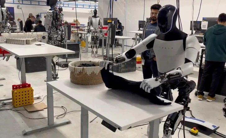 Viral Elon Musk pamer robot pelipat pakaian.