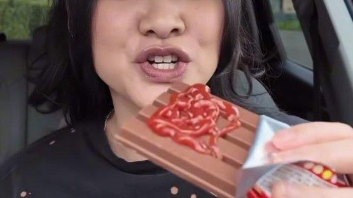 Viral tren makanan aneh kombinasi cokelat KitKat dengan saus tomat.