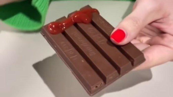 Viral tren makanan aneh kombinasi cokelat KitKat dengan saus tomat.