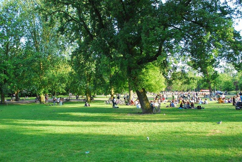Vondelpark, satu tempat wisata gratis di Amsterdam buat liburan yang hemat anggaran.