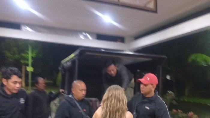 WNA Jerman yang melalung saat dibawa Satpol PP Gianyar di RSJ Bangli, Bali, Rabu 24 Mei 2023 pukul 01.00 Wita.