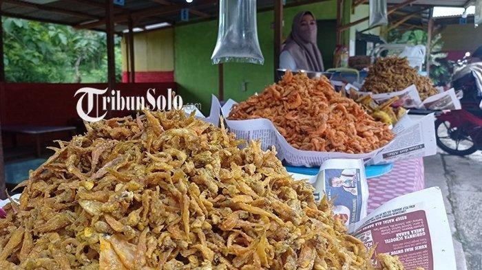 Wader goreng krispi dan udang goreng menjadi oleh-oleh khas Waduk Gajah Mungkur Wonogiri, Jawa Tengah
