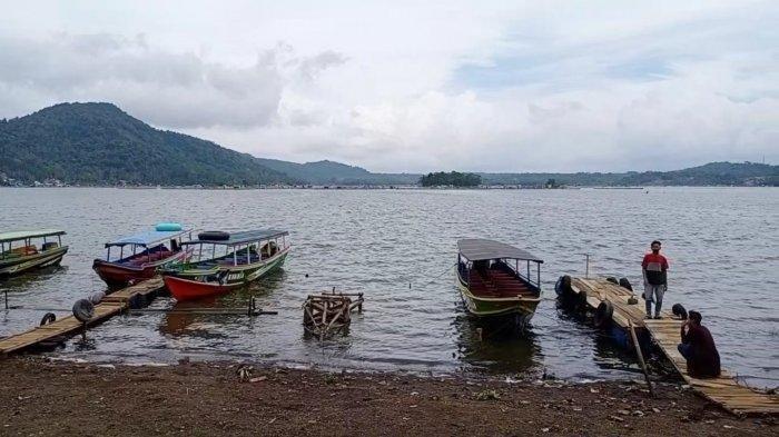 Perahu-perahu yang disewakan untuk keliling Waduk Darma, Kuningan, Jawa Barat.