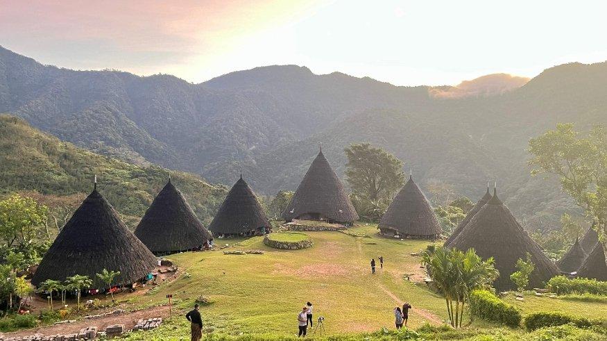 Pemandangan Desa Adat Waerebo di Kampung Satar Lenda, Kecamatan Satar Mese Barat, Kabupaten Manggarai, Nusa Tenggara Timur. saat pagi hari, Selasa (25/6/2024).