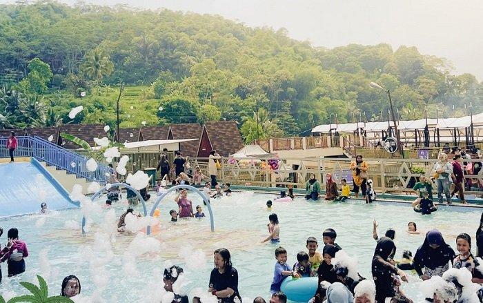 Wahana Alam Parung di lereng gunung Desa Guranteng, Kecamatan Pageur Ageung, Tasikmalaya, Jawa Barat.