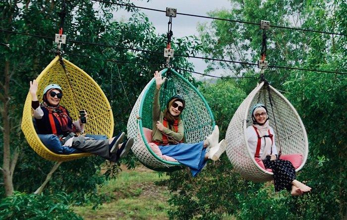 Pengunjung tengah menikmati salah satu wahana di Havana Hills, Cilacap, Jawa Tengah.