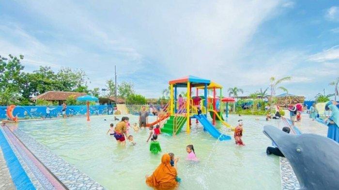 Area waterboom yang tersedia di Wahana Kebun Buah, beralamat di Jalan Raya Banjaran-Balamoa Kilometer 4, atau 100 meter dari arah Desa Lebeteng (sebelah selatan rest area 282), Kecamatan Pangkah, Kabupaten Tegal, Senin (23/1/2023). Terlihat pengunjung sedang bermain air ataupun mandi di kolam yang tersedia.