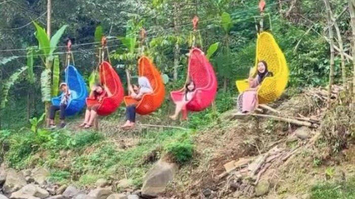 Wahana Keranjang Sultan di Ngargoyoso Waterfall, tempat wisata hidden gem terbaru di Karanganyar, Jawa Tengah.