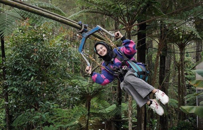 Pengunjung tengah menikmati wahana di Terminal Wisata Grafika Cikole, Lembang, Bandung Barat, Jawa Barat.
