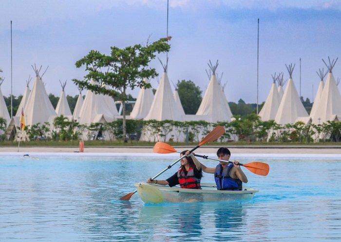 Pengunjung menikmati wahana di Treasure Bay Bintan, Kepulauan Riau.