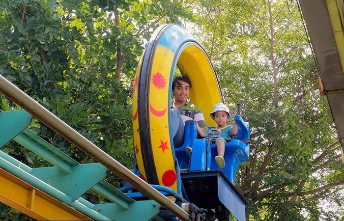 WISATA GRESIK - Wahana di Lontar Sewu Gresik, Jawa Timur, Selasa (15/4/2025). Pengunjung anak-anak maupun dewasa bisa mencoba wahana permainan ini selagi berwisata ke Lontar Sewu.