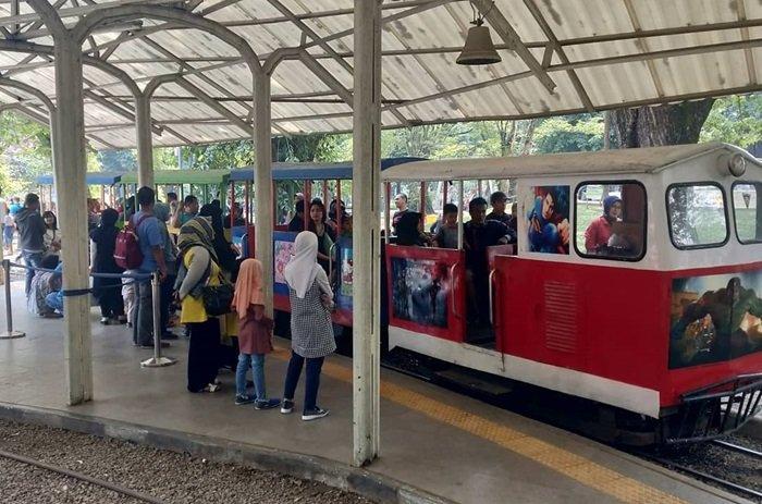 TAMAN LALU LINTAS BANDUNG - Pengunjung tengah menikmati wahana kereta di Taman Lalu Lintas Bandung, Minggu (2/2/2025). Taman Lalu Lintas Bandung bisa menjadi tempat wisata pilihan untuk menikmati liburan akhir pekan dengan harga tiket yang terjangkau.