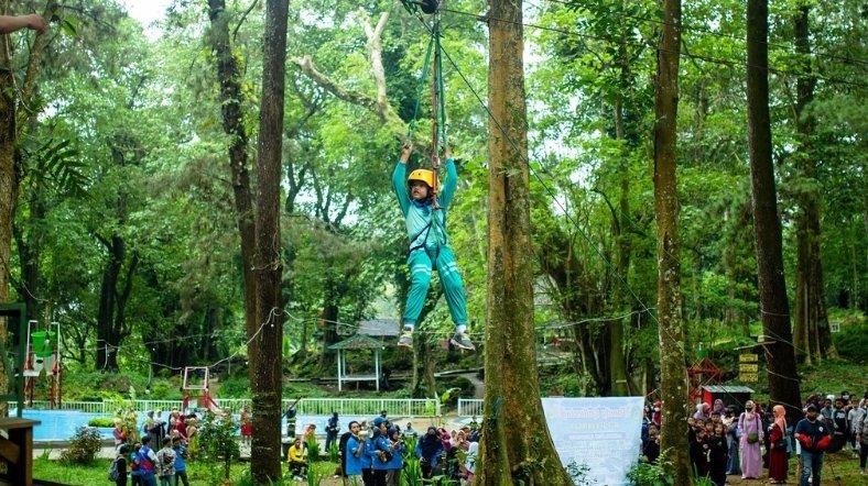 Wahana flying fox di Woodland Kuningan.