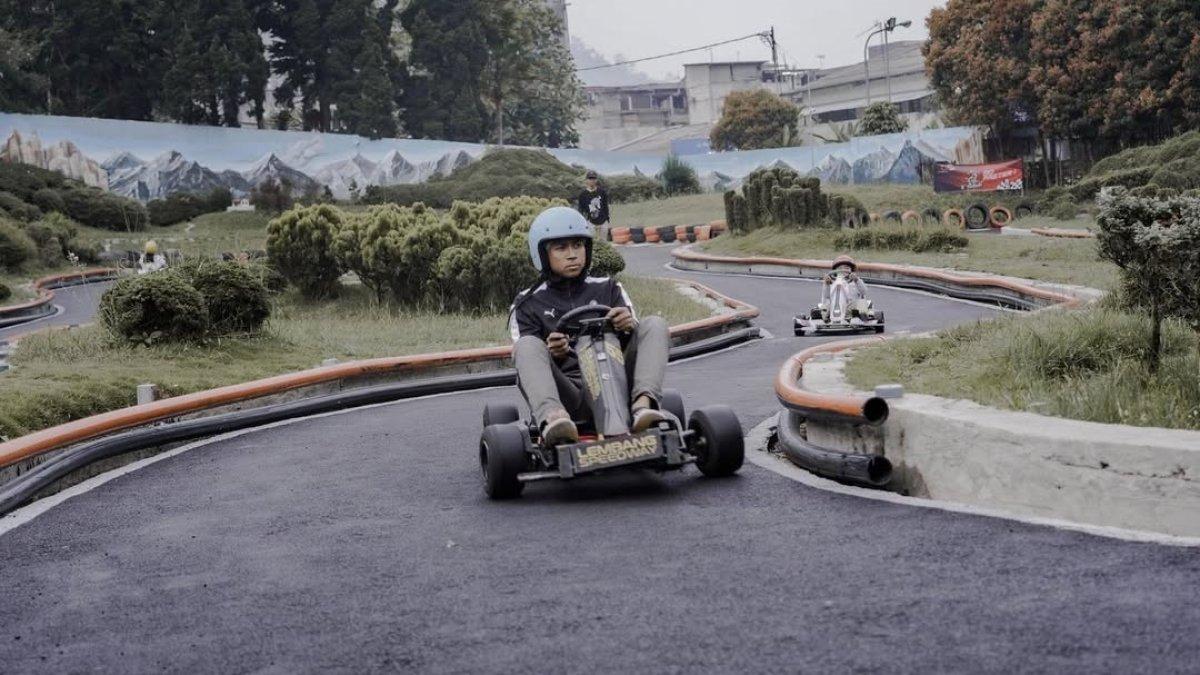 Wahana gokart di Floating Market Lembang, satu tempat wisata hits di Bandung Barat, Jawa Barat