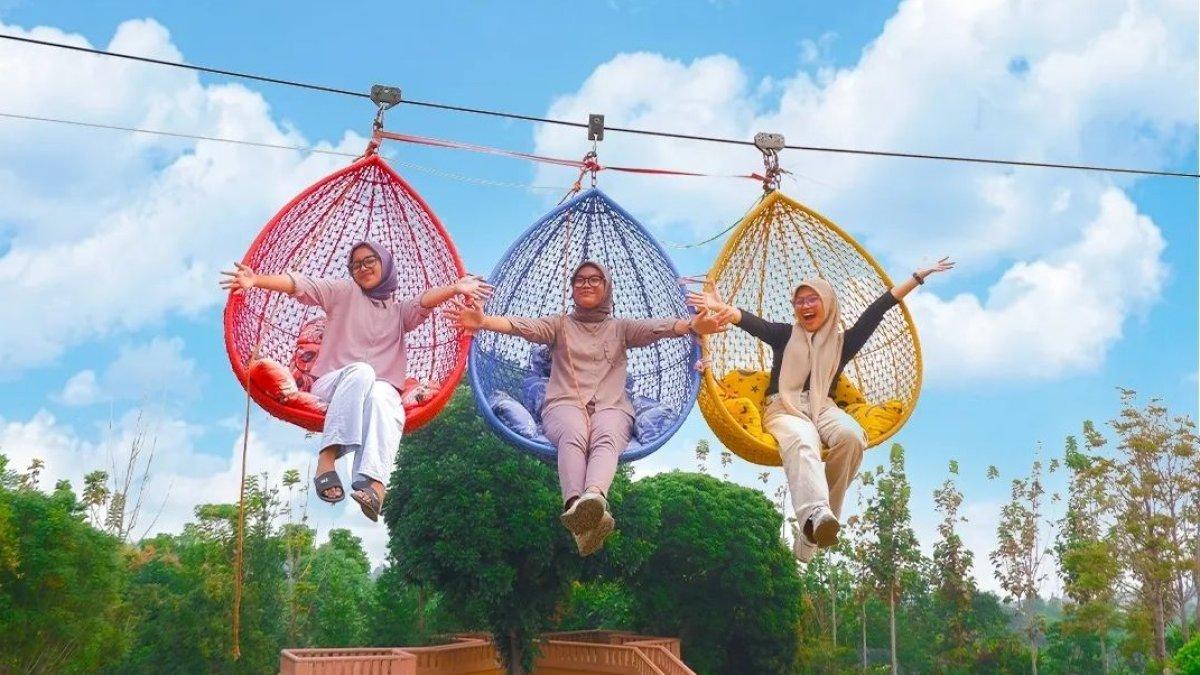 Wahana permainan di Cisarua Green World Adventure, Bogor, Jawa Barat.