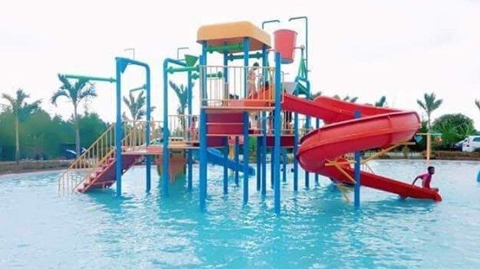 Wahana seluncuran di Mercy Waterpark.