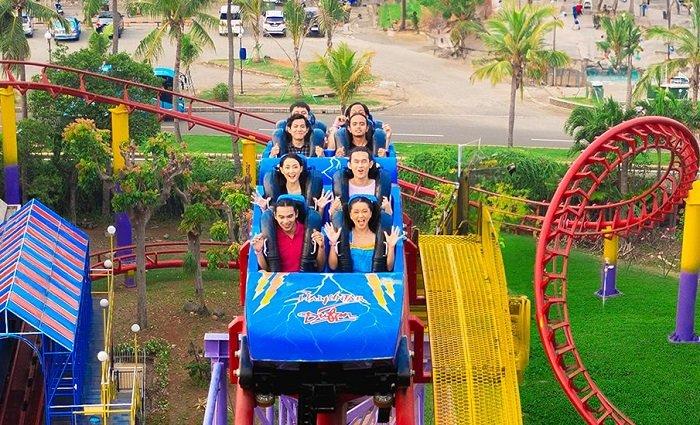Pengunjung menikmati salah satu wahana seru di Dufan, Ancol