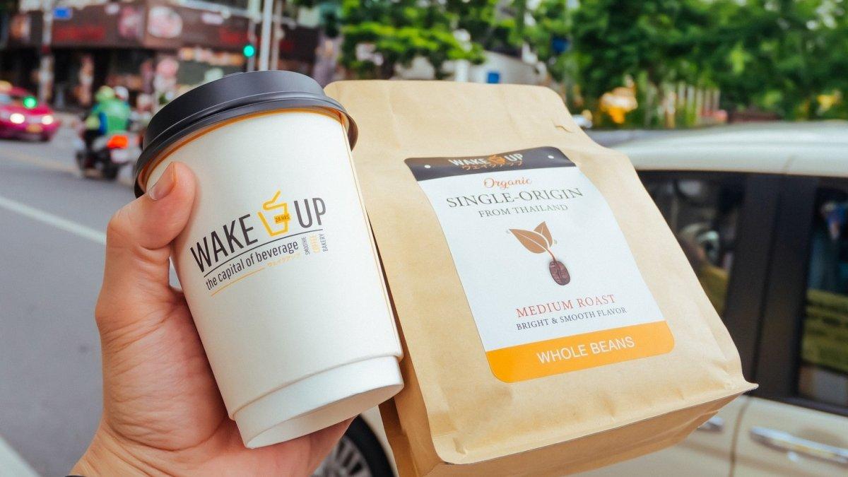 Wake Up Coffee, satu tempat makan malam terbaik di Bangkok Thailand yang wajib kamu kunjungi.