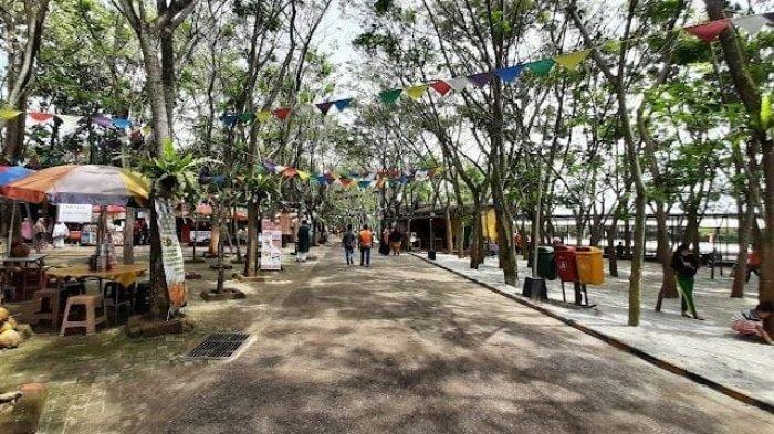 Wana Griya berlokasi di tepi Jalan Raya Pahlawan RT 05 RW 07, Desa Cogreg, Kecamatan Parung, Kabupaten Bogor, Jawa Barat.