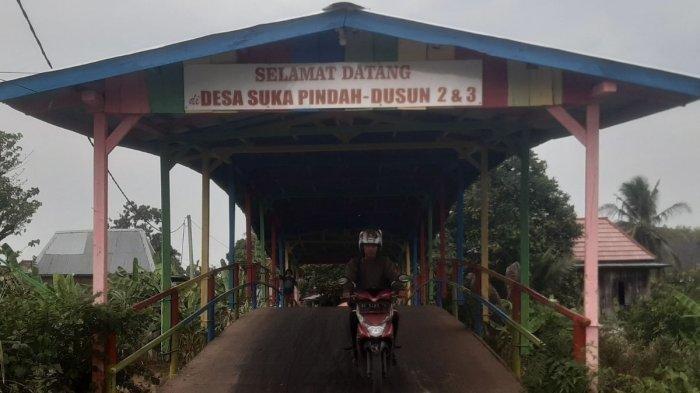 Warga Melintas di Jalan Desa Suka Pindah Kecamatan Tanjung Raja Ogan Ilir Sumatera Selatan