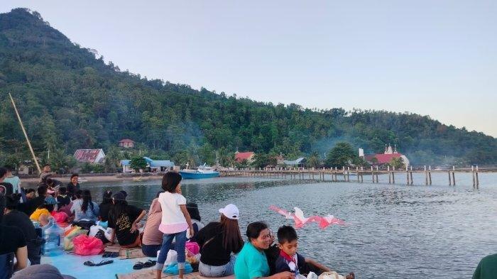 Warga Pulau Manado Tua, Kecamatan Bunaken Kepulauan, Kota Manado, Sulawesi Utara, saat hendak berlabuh di dermaga belum lama ini.
