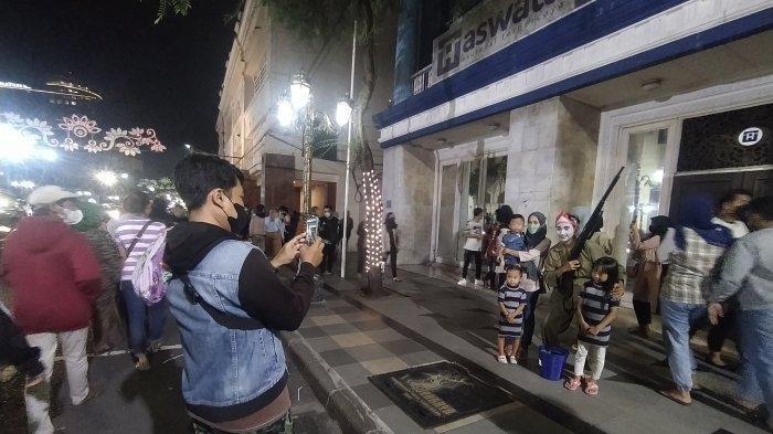 Warga Surabaya berkunjung di Jalan Tunjungan, Surabaya Sabtu Malam (28/11/2021).