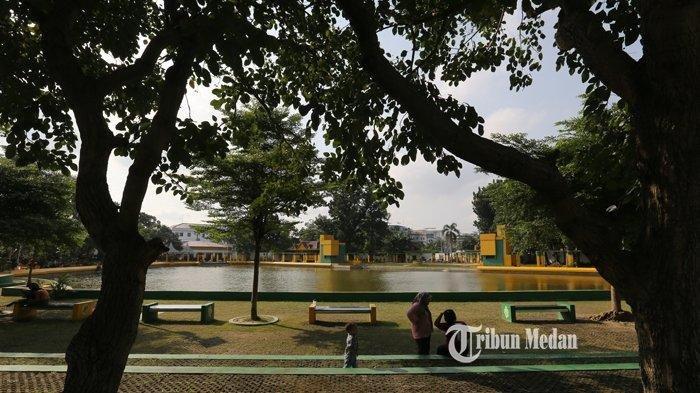 Warga berkunjung ke Taman Sri Deli di Medan, Sumatera Utara, Selasa (14/1/2020).