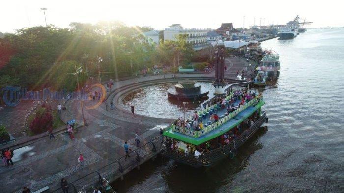 Warga bersantai di kapal wisata yang sandar di Taman Alun Kapuas, Pontianak, Kalimantan Barat, beberapa waktu lalu. Untuk berkeliling menyusuri Sungai Kapuas dari Taman Alun Kapuas hingga Jembatan Tol Kapuas menggunakan kapal wisata, pengunjung cukup membayar Rp 15ribu.