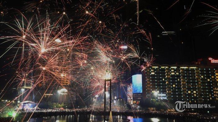 Warga menyaksikan pesta kembang api saat malam pergantian tahun baru 2023 di kawasan Bundaran HI, Jakarta, Minggu (1/1/2023). - Daftar event malam tahun baru 2024 di Jakarta dan sekitarnya. Ada gelaran karnaval, konser musik hingga pesta kembang api.