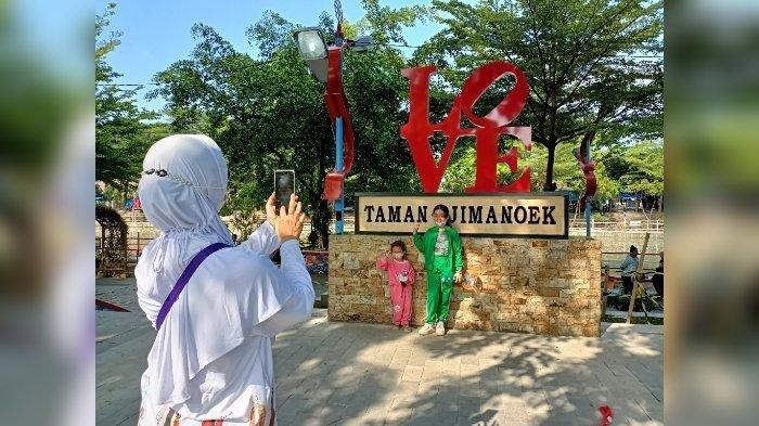 Warga saat menghabiskan waktu akhir pekan di Taman Tjimanoek Indramayu.