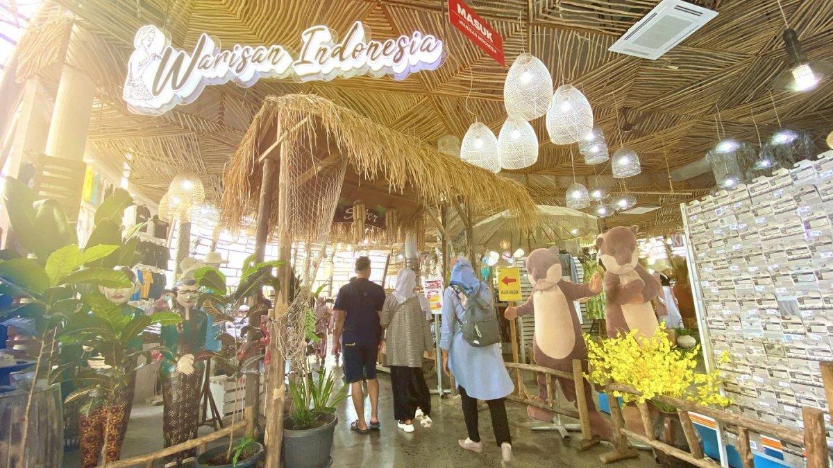 Warisan Indonesia, satu toko oleh-oleh di Dusun Semilir, tempat wisata hits di Semarang Jawa Tengah.