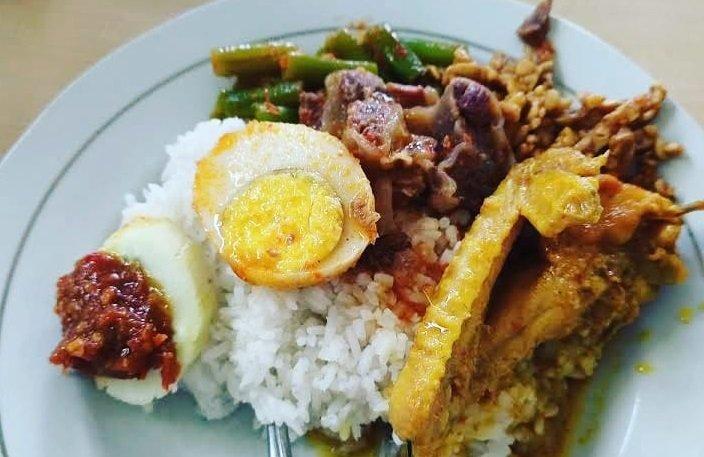 Warung Bu Darum, satu tempat makan di Jember, Jawa Timur.