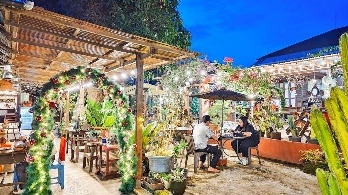 WARUNG KOPI: Warung Kopi Rumah Tua jadi tempat nongkrong favorit Warga di Tondano Minahasa Sulawesi Utara. Tawarkan suasana tempo dulu
