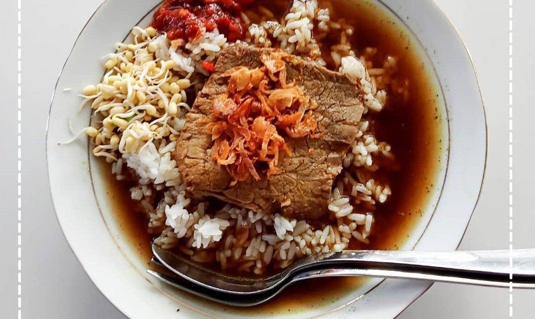 Warung Soto Daging Rawon Bu Joko, satu tempat makan di Kediri, Jawa Timur.