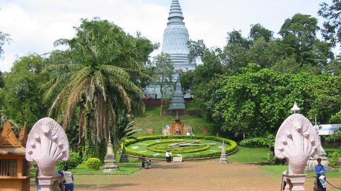 Wat Phnom, sebuah landmark terkenal di Kamboja.