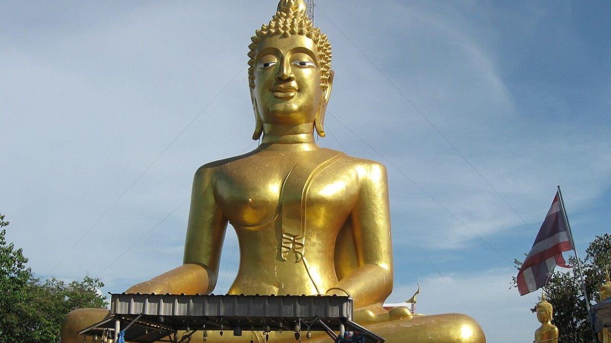 Wat Phra Yai, satu tempat wisata terbaik di Pattaya Thailand yang menarik buat kamu jelajahi.